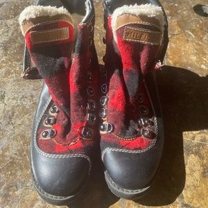EUC Vintage Tommy Hilfiger Hiking Boots Red Black women’s Sz 8 rain snow warm